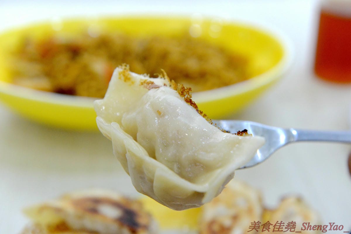 [基隆信義]肥蝸牛 – 基隆少見的早午餐日式食堂,型男主廚的用心料理,餐點很異國風相當豐富多樣化,價格平實大份量,大推店家自己包的日式煎餃,底部有雪花的喔,大大一顆內餡飽滿多汁,非常好吃