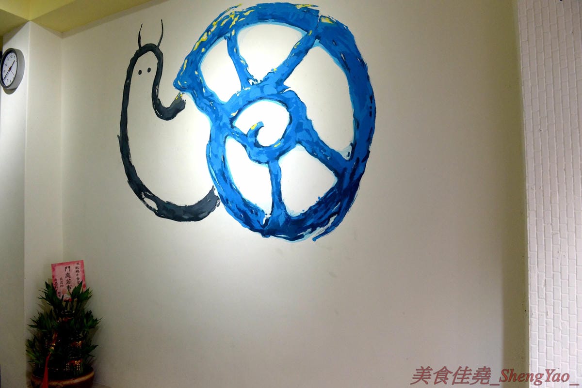 [基隆信義]肥蝸牛 – 基隆少見的早午餐日式食堂,型男主廚的用心料理,餐點很異國風相當豐富多樣化,價格平實大份量,大推店家自己包的日式煎餃,底部有雪花的喔,大大一顆內餡飽滿多汁,非常好吃