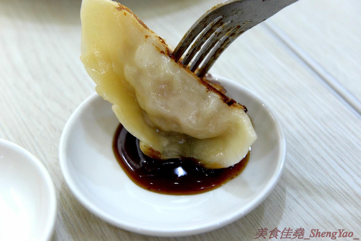 [基隆信義]肥蝸牛 – 基隆少見的早午餐日式食堂,型男主廚的用心料理,餐點很異國風相當豐富多樣化,價格平實大份量,大推店家自己包的日式煎餃,底部有雪花的喔,大大一顆內餡飽滿多汁,非常好吃