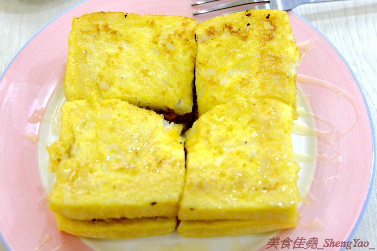 [基隆信義]肥蝸牛 – 基隆少見的早午餐日式食堂,型男主廚的用心料理,餐點很異國風相當豐富多樣化,價格平實大份量,大推店家自己包的日式煎餃,底部有雪花的喔,大大一顆內餡飽滿多汁,非常好吃