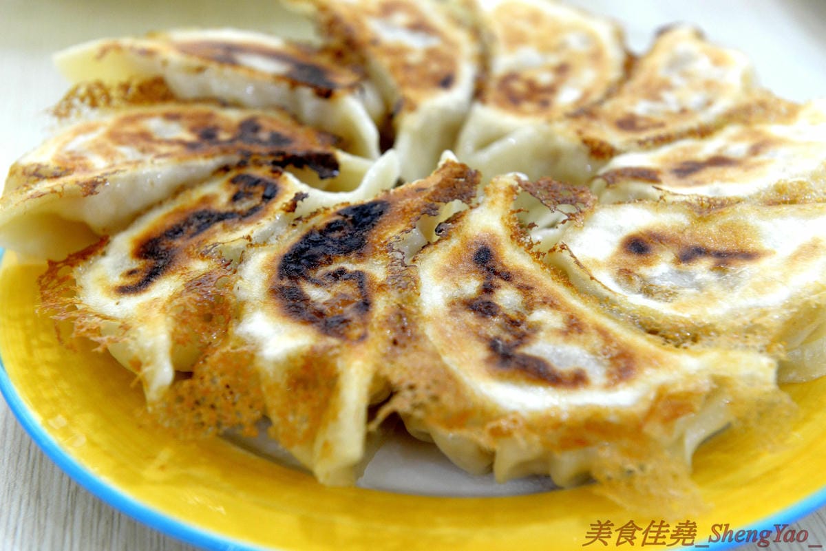 [基隆信義]肥蝸牛 – 基隆少見的早午餐日式食堂,型男主廚的用心料理,餐點很異國風相當豐富多樣化,價格平實大份量,大推店家自己包的日式煎餃,底部有雪花的喔,大大一顆內餡飽滿多汁,非常好吃