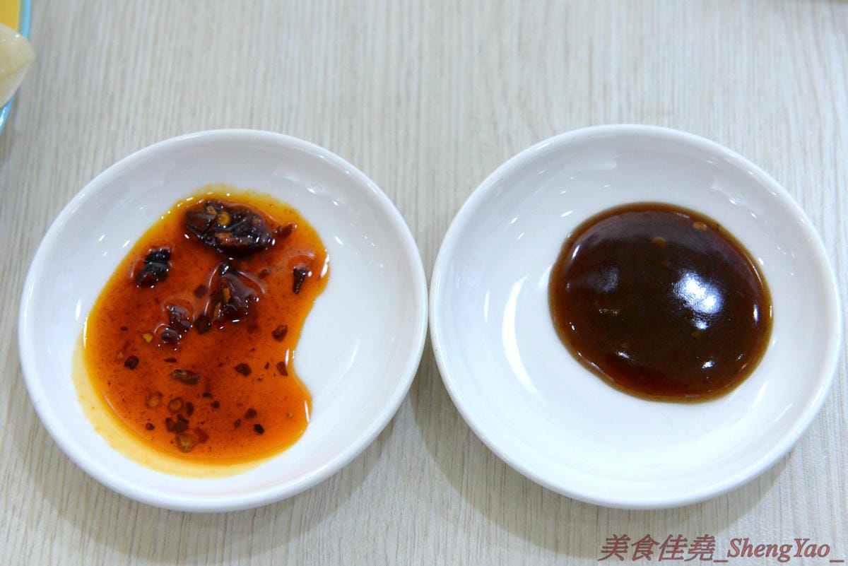 [基隆信義]肥蝸牛 – 基隆少見的早午餐日式食堂,型男主廚的用心料理,餐點很異國風相當豐富多樣化,價格平實大份量,大推店家自己包的日式煎餃,底部有雪花的喔,大大一顆內餡飽滿多汁,非常好吃