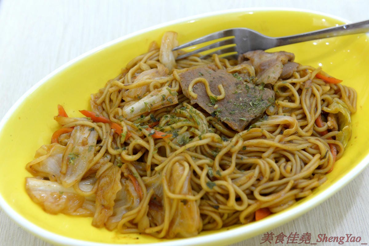 [基隆信義]肥蝸牛 – 基隆少見的早午餐日式食堂,型男主廚的用心料理,餐點很異國風相當豐富多樣化,價格平實大份量,大推店家自己包的日式煎餃,底部有雪花的喔,大大一顆內餡飽滿多汁,非常好吃