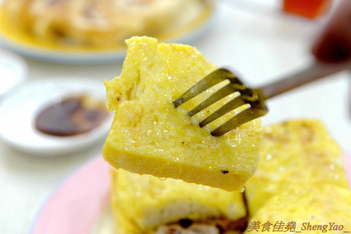 [基隆信義]肥蝸牛 – 基隆少見的早午餐日式食堂,型男主廚的用心料理,餐點很異國風相當豐富多樣化,價格平實大份量,大推店家自己包的日式煎餃,底部有雪花的喔,大大一顆內餡飽滿多汁,非常好吃