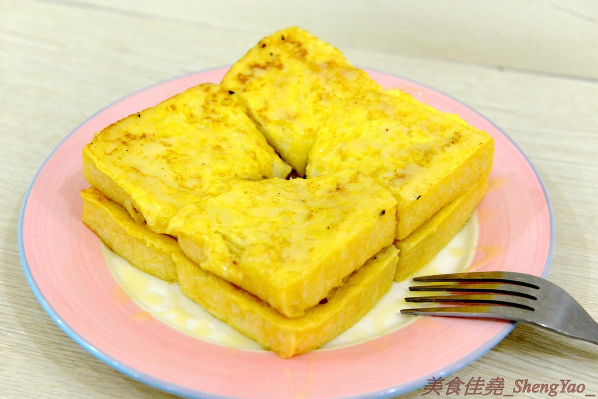 [基隆信義]肥蝸牛 – 基隆少見的早午餐日式食堂,型男主廚的用心料理,餐點很異國風相當豐富多樣化,價格平實大份量,大推店家自己包的日式煎餃,底部有雪花的喔,大大一顆內餡飽滿多汁,非常好吃