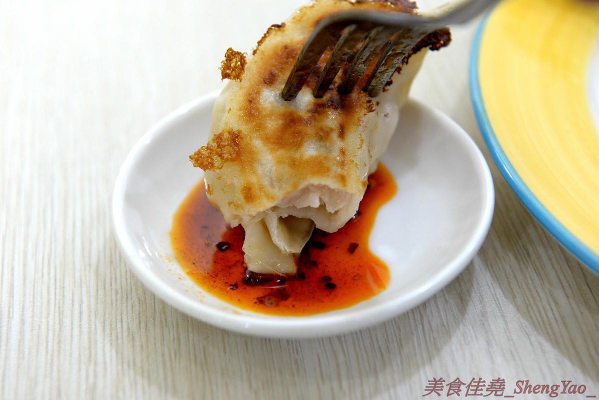 [基隆信義]肥蝸牛 – 基隆少見的早午餐日式食堂,型男主廚的用心料理,餐點很異國風相當豐富多樣化,價格平實大份量,大推店家自己包的日式煎餃,底部有雪花的喔,大大一顆內餡飽滿多汁,非常好吃