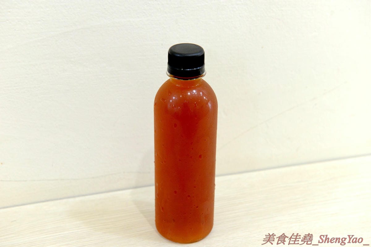 [基隆信義]肥蝸牛 – 基隆少見的早午餐日式食堂,型男主廚的用心料理,餐點很異國風相當豐富多樣化,價格平實大份量,大推店家自己包的日式煎餃,底部有雪花的喔,大大一顆內餡飽滿多汁,非常好吃