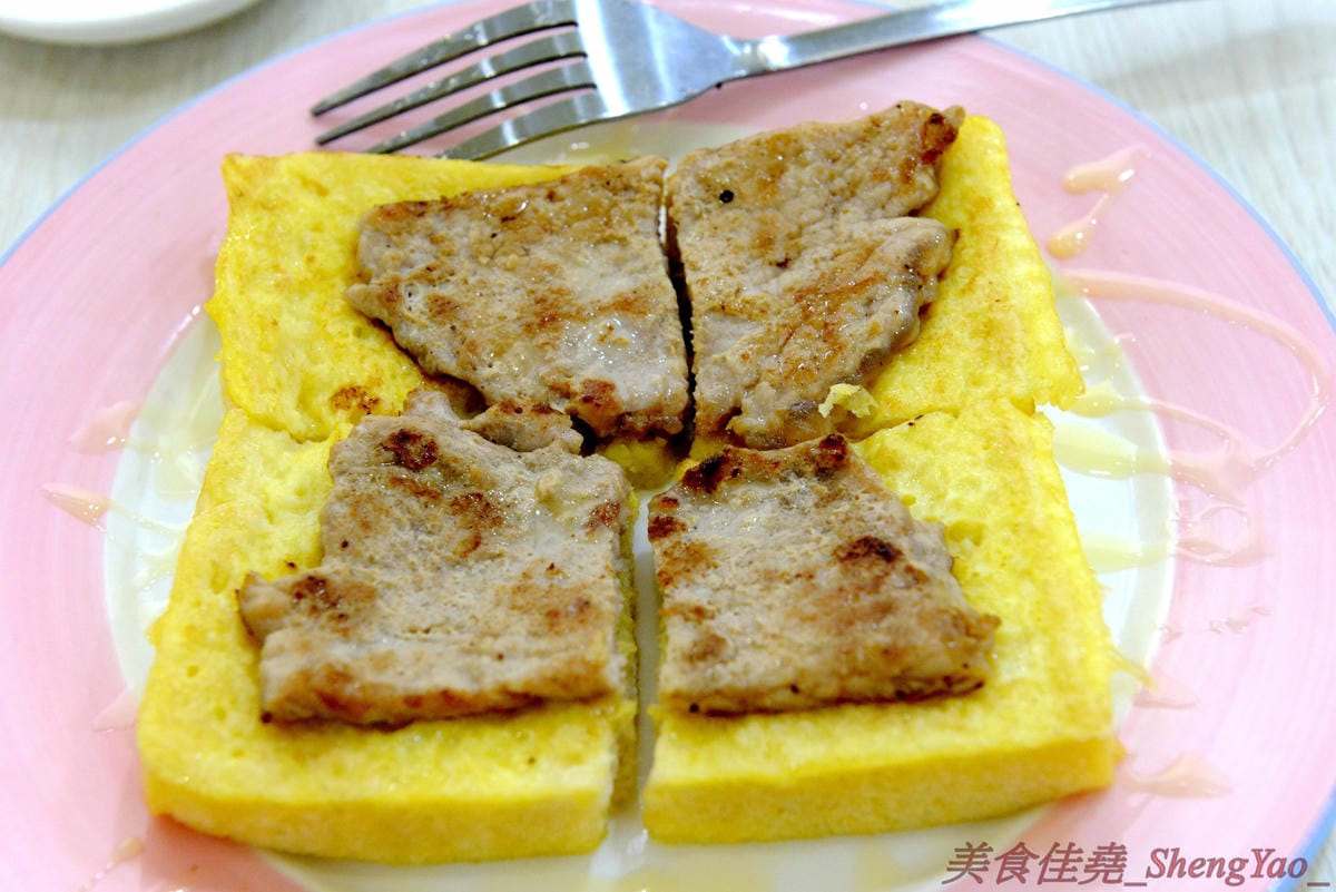 [基隆信義]肥蝸牛 – 基隆少見的早午餐日式食堂,型男主廚的用心料理,餐點很異國風相當豐富多樣化,價格平實大份量,大推店家自己包的日式煎餃,底部有雪花的喔,大大一顆內餡飽滿多汁,非常好吃