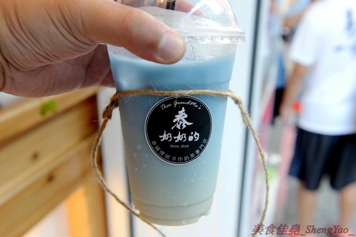[台中北區]泰奶奶的 Thai GrandMa’s 台中一中店 – 來自高雄的超人氣泰式奶茶專賣店,台中美食IG新寵兒,不只賣飲品還有賣霜淇淋,飲料顏色繽紛夢幻超好拍,外帶是用麻繩綁非常有趣又環保,提在路上