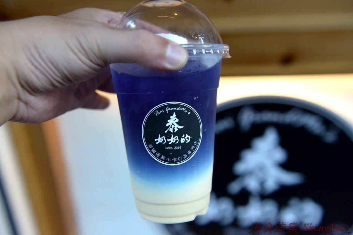 [台中北區]泰奶奶的 Thai GrandMa’s 台中一中店 – 來自高雄的超人氣泰式奶茶專賣店,台中美食IG新寵兒,不只賣飲品還有賣霜淇淋,飲料顏色繽紛夢幻超好拍,外帶是用麻繩綁非常有趣又環保,提在路上