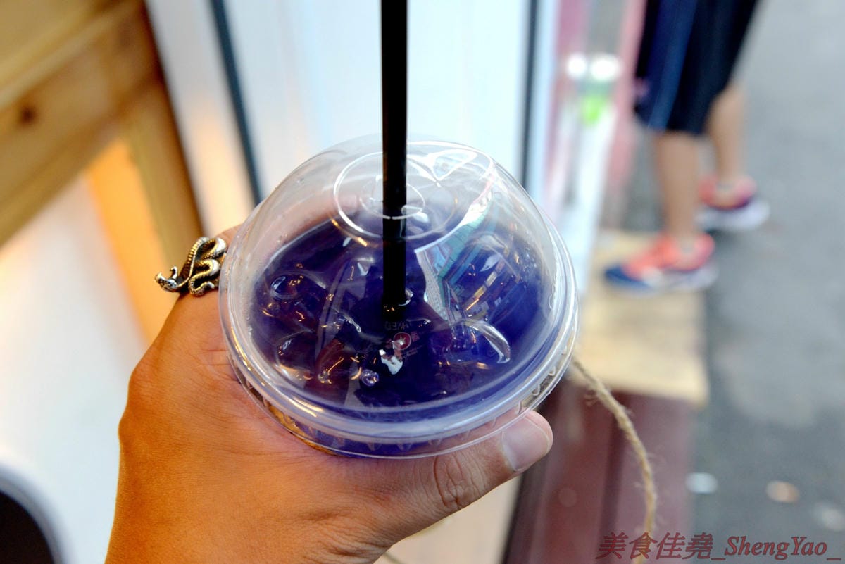 [台中北區]泰奶奶的 Thai GrandMa’s 台中一中店 – 來自高雄的超人氣泰式奶茶專賣店,台中美食IG新寵兒,不只賣飲品還有賣霜淇淋,飲料顏色繽紛夢幻超好拍,外帶是用麻繩綁非常有趣又環保,提在路上