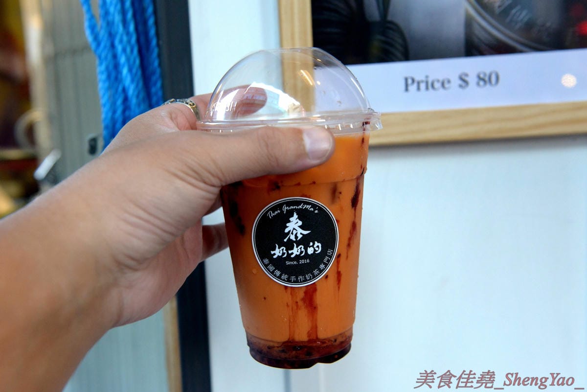 [台中北區]泰奶奶的 Thai GrandMa’s 台中一中店 – 來自高雄的超人氣泰式奶茶專賣店,台中美食IG新寵兒,不只賣飲品還有賣霜淇淋,飲料顏色繽紛夢幻超好拍,外帶是用麻繩綁非常有趣又環保,提在路上
