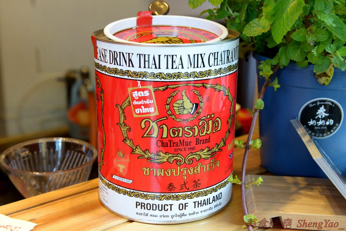 [台中北區]泰奶奶的 Thai GrandMa’s 台中一中店 – 來自高雄的超人氣泰式奶茶專賣店,台中美食IG新寵兒,不只賣飲品還有賣霜淇淋,飲料顏色繽紛夢幻超好拍,外帶是用麻繩綁非常有趣又環保,提在路上