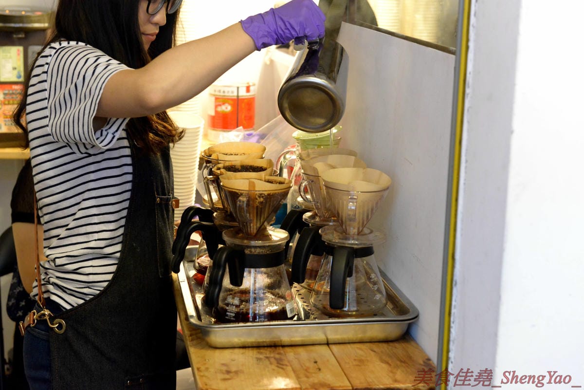 [台中北區]泰奶奶的 Thai GrandMa’s 台中一中店 – 來自高雄的超人氣泰式奶茶專賣店,台中美食IG新寵兒,不只賣飲品還有賣霜淇淋,飲料顏色繽紛夢幻超好拍,外帶是用麻繩綁非常有趣又環保,提在路上