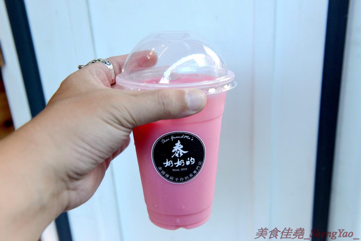 [台中北區]泰奶奶的 Thai GrandMa’s 台中一中店 – 來自高雄的超人氣泰式奶茶專賣店,台中美食IG新寵兒,不只賣飲品還有賣霜淇淋,飲料顏色繽紛夢幻超好拍,外帶是用麻繩綁非常有趣又環保,提在路上