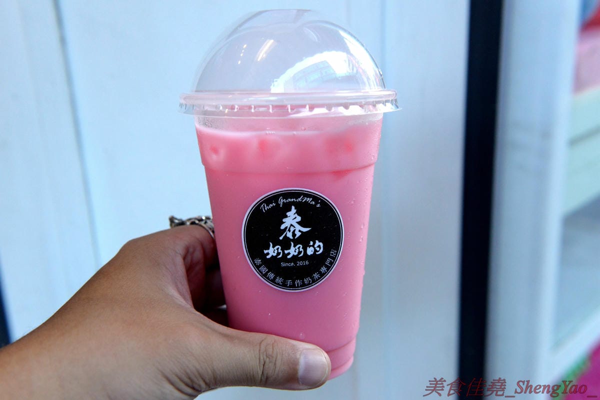[台中北區]泰奶奶的 Thai GrandMa’s 台中一中店 – 來自高雄的超人氣泰式奶茶專賣店,台中美食IG新寵兒,不只賣飲品還有賣霜淇淋,飲料顏色繽紛夢幻超好拍,外帶是用麻繩綁非常有趣又環保,提在路上