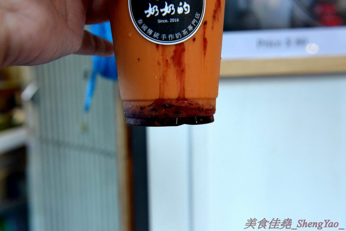 [台中北區]泰奶奶的 Thai GrandMa’s 台中一中店 – 來自高雄的超人氣泰式奶茶專賣店,台中美食IG新寵兒,不只賣飲品還有賣霜淇淋,飲料顏色繽紛夢幻超好拍,外帶是用麻繩綁非常有趣又環保,提在路上