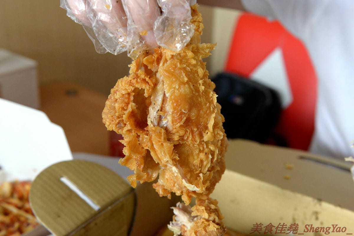 [台中梧棲]爆Q美式炸雞梧棲店 – 連鎖美式炸雞店新創舉,把整隻雞下去炸的炸全雞,可以吃到一般美式炸雞店沒有賣的整隻大骨雞腿和厚實大塊的雞胸肉,肉質鮮嫩多汁不乾柴,適合開趴慶祝時來上