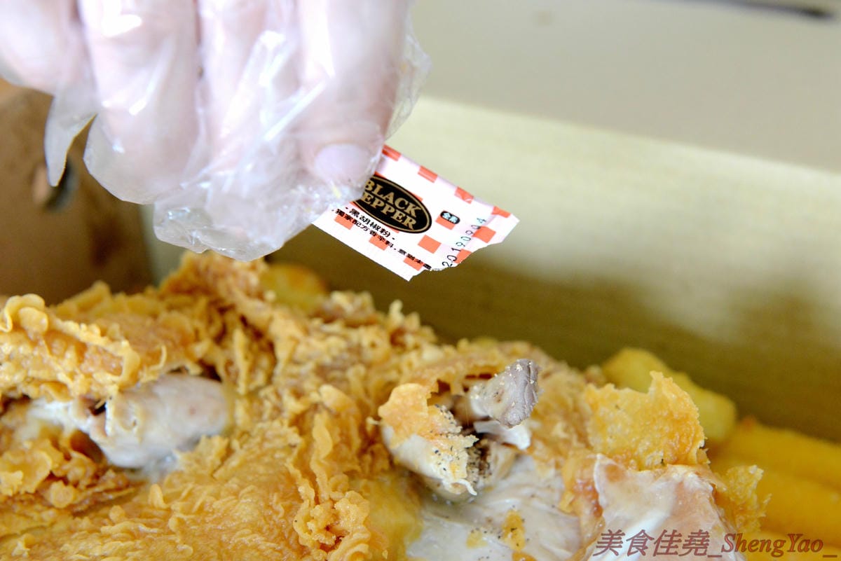 [台中梧棲]爆Q美式炸雞梧棲店 – 連鎖美式炸雞店新創舉,把整隻雞下去炸的炸全雞,可以吃到一般美式炸雞店沒有賣的整隻大骨雞腿和厚實大塊的雞胸肉,肉質鮮嫩多汁不乾柴,適合開趴慶祝時來上