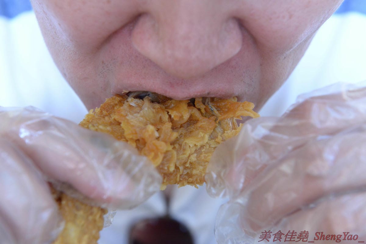 [台中梧棲]爆Q美式炸雞梧棲店 – 連鎖美式炸雞店新創舉,把整隻雞下去炸的炸全雞,可以吃到一般美式炸雞店沒有賣的整隻大骨雞腿和厚實大塊的雞胸肉,肉質鮮嫩多汁不乾柴,適合開趴慶祝時來上