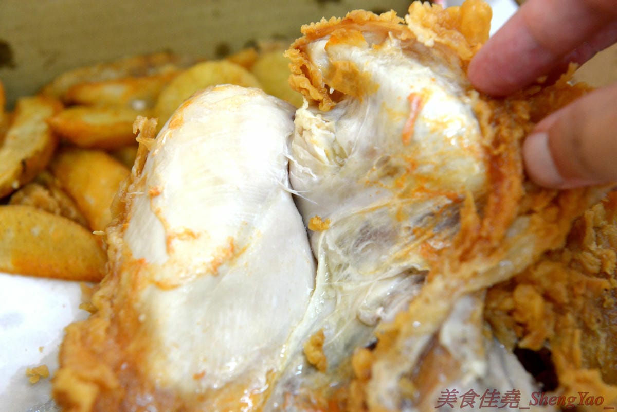 [台中梧棲]爆Q美式炸雞梧棲店 – 連鎖美式炸雞店新創舉,把整隻雞下去炸的炸全雞,可以吃到一般美式炸雞店沒有賣的整隻大骨雞腿和厚實大塊的雞胸肉,肉質鮮嫩多汁不乾柴,適合開趴慶祝時來上