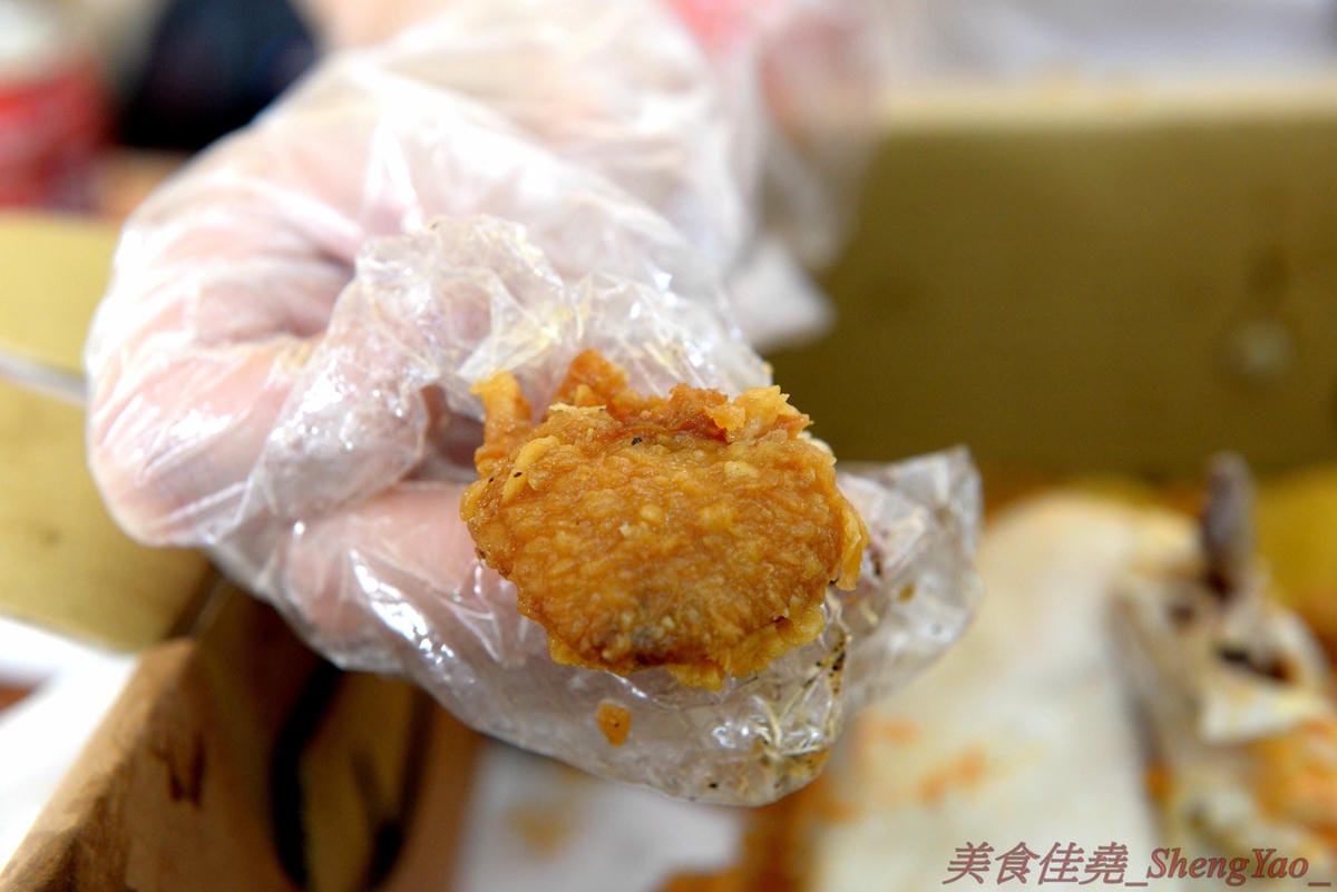 [台中梧棲]爆Q美式炸雞梧棲店 – 連鎖美式炸雞店新創舉,把整隻雞下去炸的炸全雞,可以吃到一般美式炸雞店沒有賣的整隻大骨雞腿和厚實大塊的雞胸肉,肉質鮮嫩多汁不乾柴,適合開趴慶祝時來上