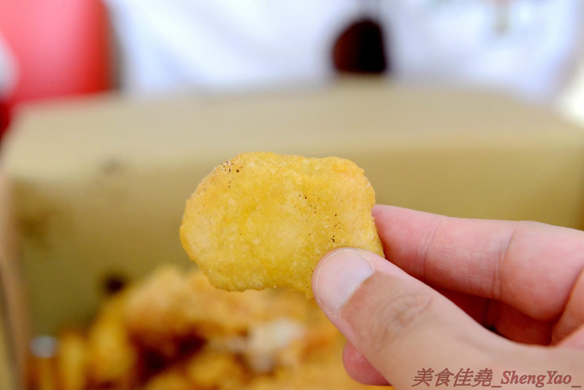 [台中梧棲]爆Q美式炸雞梧棲店 – 連鎖美式炸雞店新創舉,把整隻雞下去炸的炸全雞,可以吃到一般美式炸雞店沒有賣的整隻大骨雞腿和厚實大塊的雞胸肉,肉質鮮嫩多汁不乾柴,適合開趴慶祝時來上