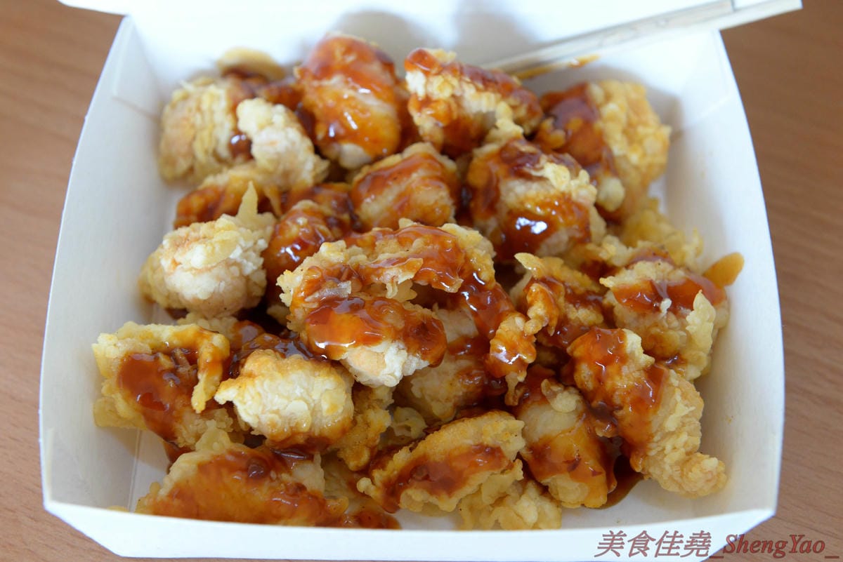 [台中梧棲]爆Q美式炸雞梧棲店 – 連鎖美式炸雞店新創舉,把整隻雞下去炸的炸全雞,可以吃到一般美式炸雞店沒有賣的整隻大骨雞腿和厚實大塊的雞胸肉,肉質鮮嫩多汁不乾柴,適合開趴慶祝時來上