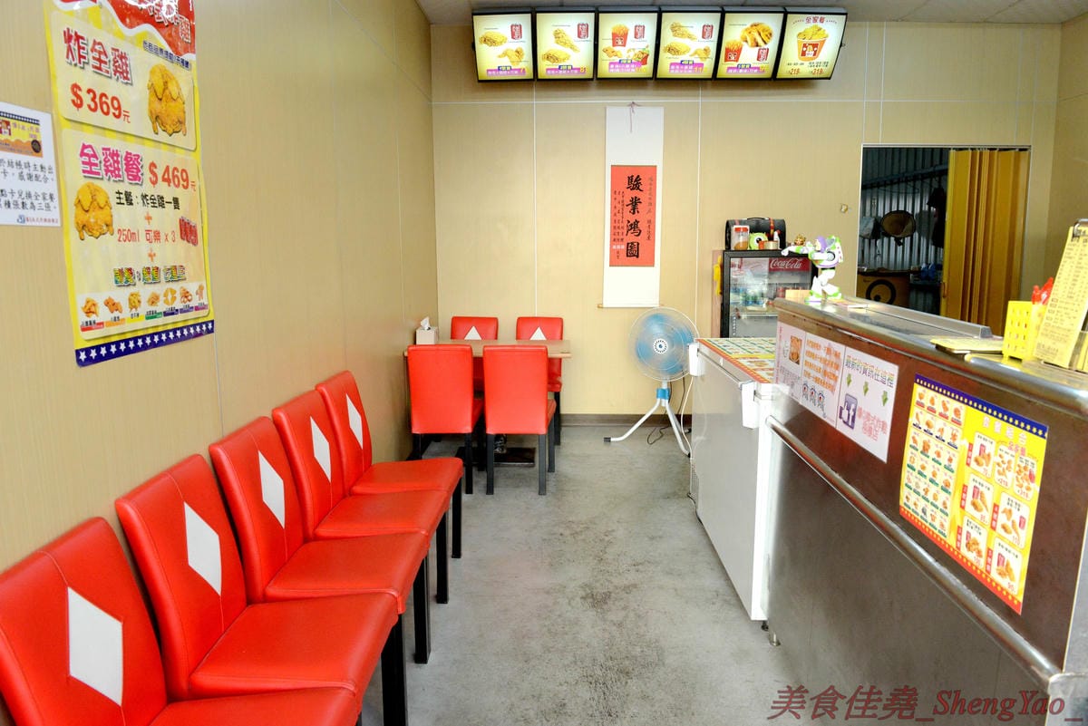 [台中梧棲]爆Q美式炸雞梧棲店 – 連鎖美式炸雞店新創舉,把整隻雞下去炸的炸全雞,可以吃到一般美式炸雞店沒有賣的整隻大骨雞腿和厚實大塊的雞胸肉,肉質鮮嫩多汁不乾柴,適合開趴慶祝時來上