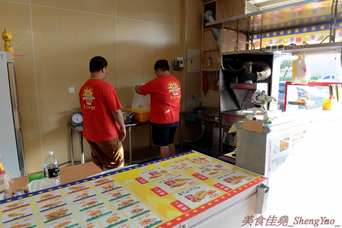 [台中梧棲]爆Q美式炸雞梧棲店 – 連鎖美式炸雞店新創舉,把整隻雞下去炸的炸全雞,可以吃到一般美式炸雞店沒有賣的整隻大骨雞腿和厚實大塊的雞胸肉,肉質鮮嫩多汁不乾柴,適合開趴慶祝時來上