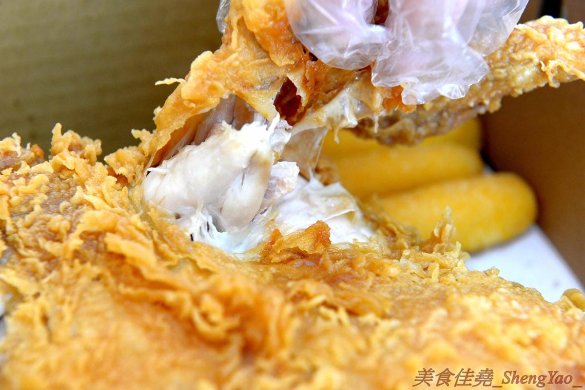 [台中梧棲]爆Q美式炸雞梧棲店 – 連鎖美式炸雞店新創舉,把整隻雞下去炸的炸全雞,可以吃到一般美式炸雞店沒有賣的整隻大骨雞腿和厚實大塊的雞胸肉,肉質鮮嫩多汁不乾柴,適合開趴慶祝時來上