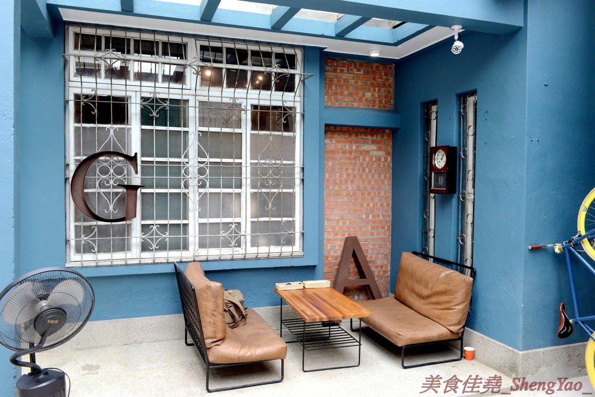 [台中西區]美好年代Belle Époque 台中店 – 台中最新打卡地標,台北人氣咖啡店進駐台中,老宅庭院環境優美好拍照,由美國知名街頭藝術家彩繪的天使翅膀牆面更是熱門拍照點,試營運期間僅販售四樣