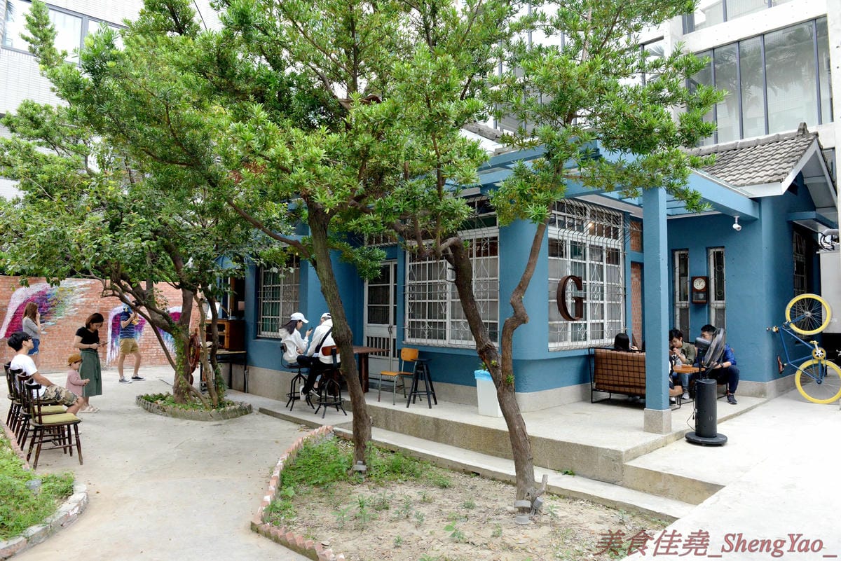 [台中西區]美好年代Belle Époque 台中店 – 台中最新打卡地標,台北人氣咖啡店進駐台中,老宅庭院環境優美好拍照,由美國知名街頭藝術家彩繪的天使翅膀牆面更是熱門拍照點,試營運期間僅販售四樣