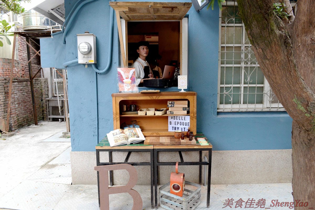 [台中西區]美好年代Belle Époque 台中店 – 台中最新打卡地標,台北人氣咖啡店進駐台中,老宅庭院環境優美好拍照,由美國知名街頭藝術家彩繪的天使翅膀牆面更是熱門拍照點,試營運期間僅販售四樣