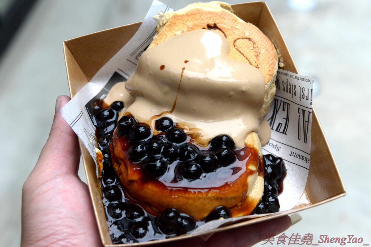 [台中西區]美好年代Belle Époque 台中店 – 台中最新打卡地標,台北人氣咖啡店進駐台中,老宅庭院環境優美好拍照,由美國知名街頭藝術家彩繪的天使翅膀牆面更是熱門拍照點,試營運期間僅販售四樣