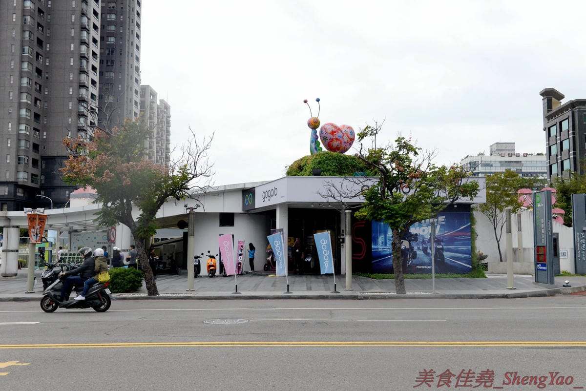 [台中西區]美好年代Belle Époque 台中店 – 台中最新打卡地標,台北人氣咖啡店進駐台中,老宅庭院環境優美好拍照,由美國知名街頭藝術家彩繪的天使翅膀牆面更是熱門拍照點,試營運期間僅販售四樣