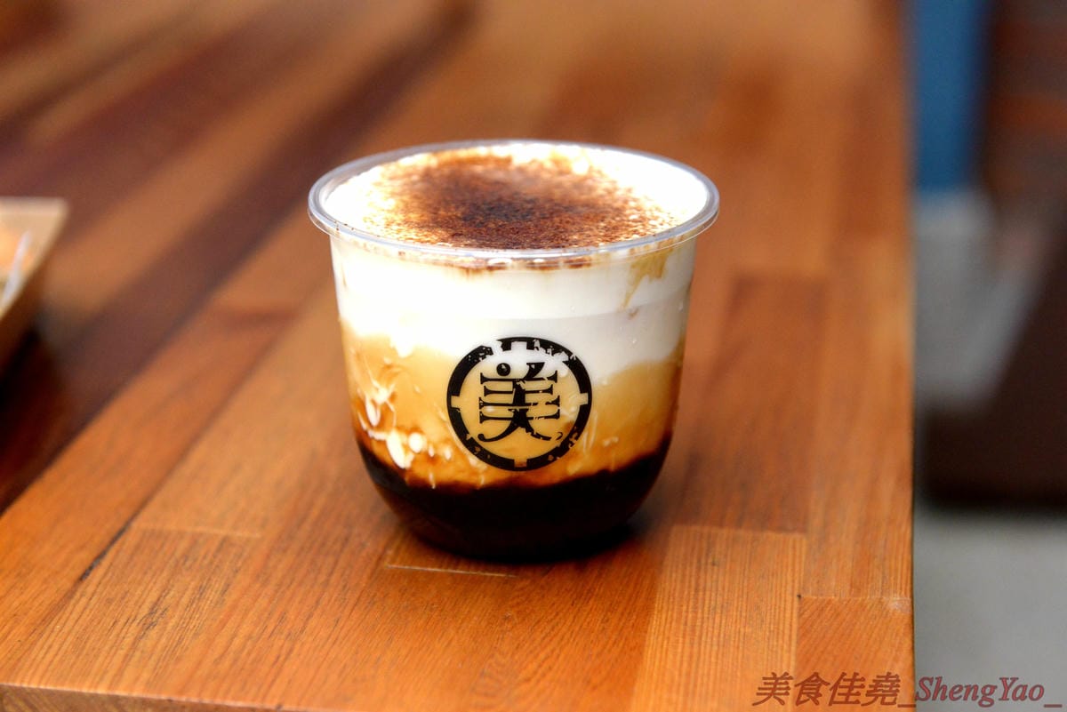 [台中西區]美好年代Belle Époque 台中店 – 台中最新打卡地標,台北人氣咖啡店進駐台中,老宅庭院環境優美好拍照,由美國知名街頭藝術家彩繪的天使翅膀牆面更是熱門拍照點,試營運期間僅販售四樣