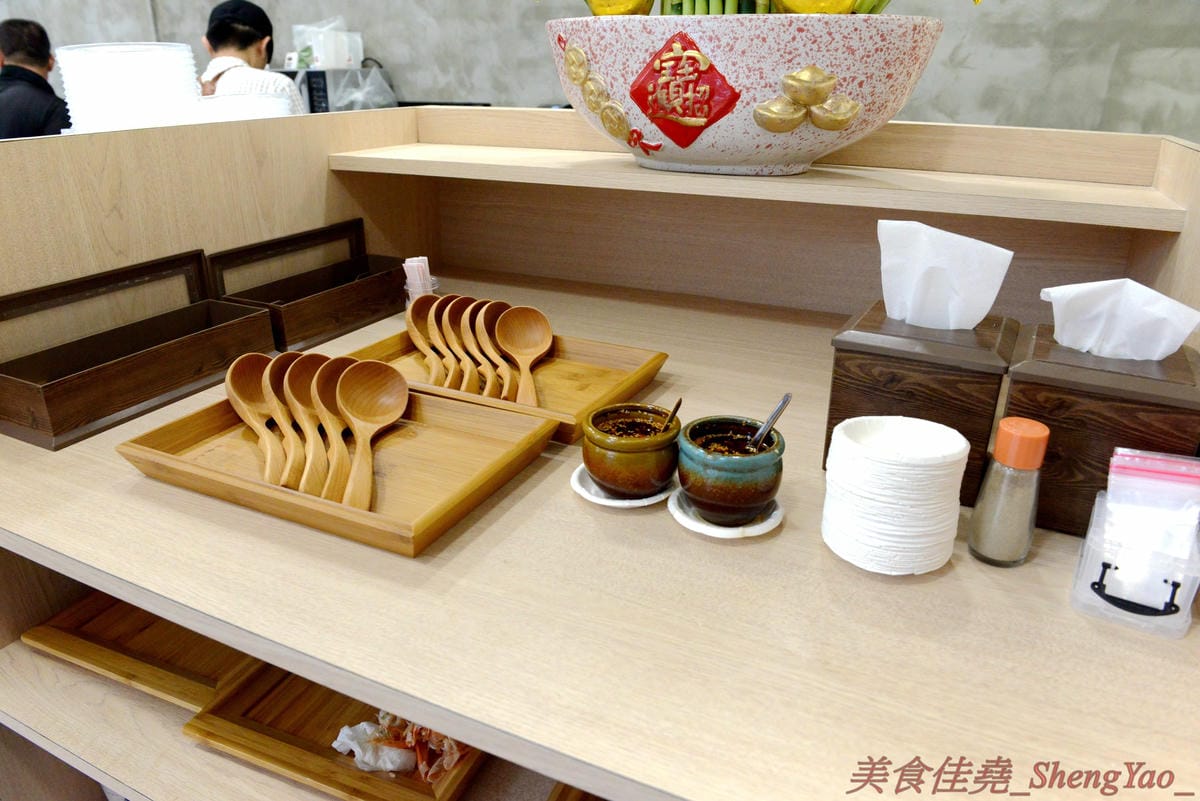 [台中南屯]滿粥穗 大墩店 – 台北網友大力激推的平價粥品專賣店來台中展店了,粥品料多實在,湯頭味道很不錯,價格幾乎都在120元左右而已,裝潢很有特色,椅子上的椅墊是一塊板豆腐,消費集點滿額