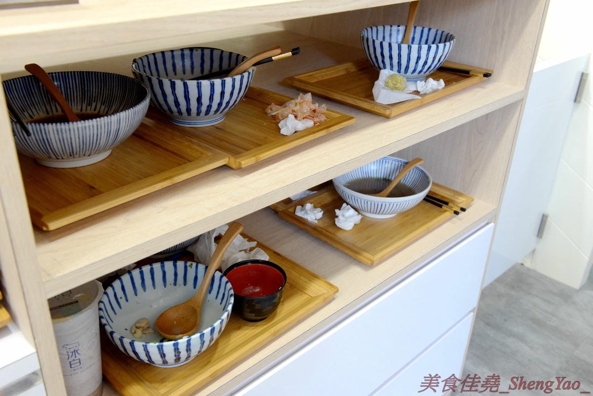 [台中南屯]滿粥穗 大墩店 – 台北網友大力激推的平價粥品專賣店來台中展店了,粥品料多實在,湯頭味道很不錯,價格幾乎都在120元左右而已,裝潢很有特色,椅子上的椅墊是一塊板豆腐,消費集點滿額