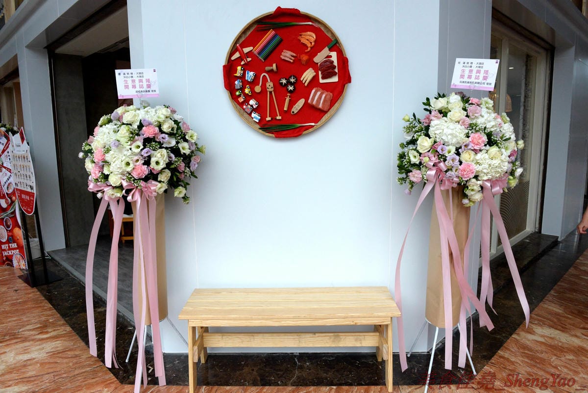 [台中南屯]滿粥穗 大墩店 – 台北網友大力激推的平價粥品專賣店來台中展店了,粥品料多實在,湯頭味道很不錯,價格幾乎都在120元左右而已,裝潢很有特色,椅子上的椅墊是一塊板豆腐,消費集點滿額