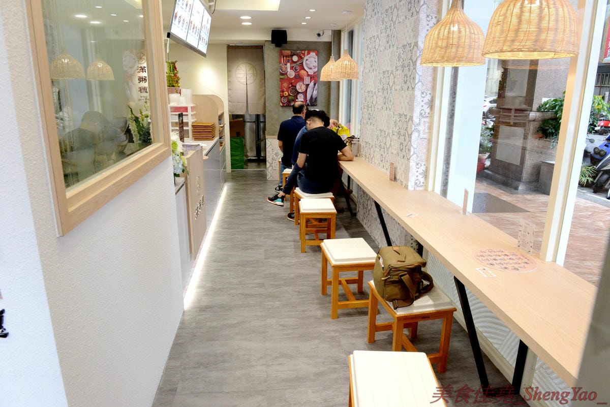 [台中南屯]滿粥穗 大墩店 – 台北網友大力激推的平價粥品專賣店來台中展店了,粥品料多實在,湯頭味道很不錯,價格幾乎都在120元左右而已,裝潢很有特色,椅子上的椅墊是一塊板豆腐,消費集點滿額