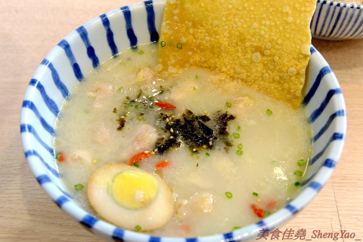 [台中南屯]滿粥穗 大墩店 – 台北網友大力激推的平價粥品專賣店來台中展店了,粥品料多實在,湯頭味道很不錯,價格幾乎都在120元左右而已,裝潢很有特色,椅子上的椅墊是一塊板豆腐,消費集點滿額