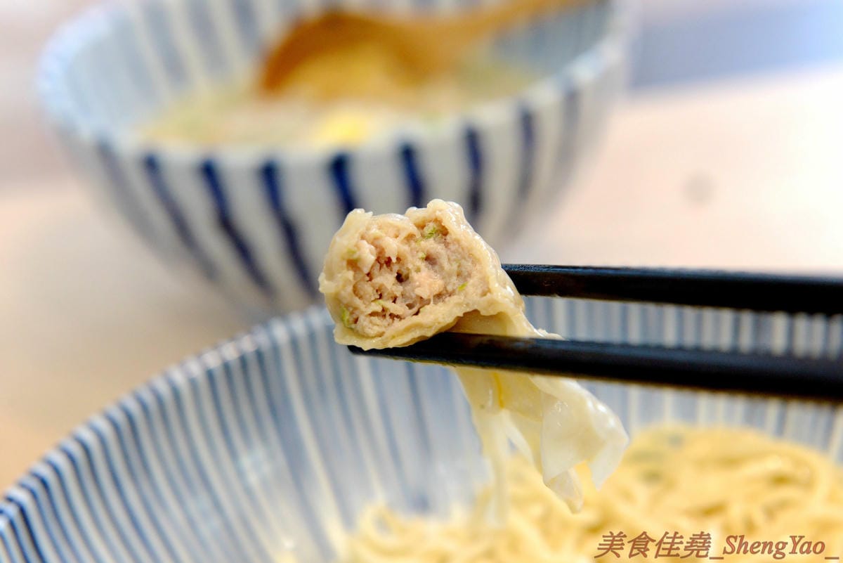 [台中南屯]滿粥穗 大墩店 – 台北網友大力激推的平價粥品專賣店來台中展店了,粥品料多實在,湯頭味道很不錯,價格幾乎都在120元左右而已,裝潢很有特色,椅子上的椅墊是一塊板豆腐,消費集點滿額