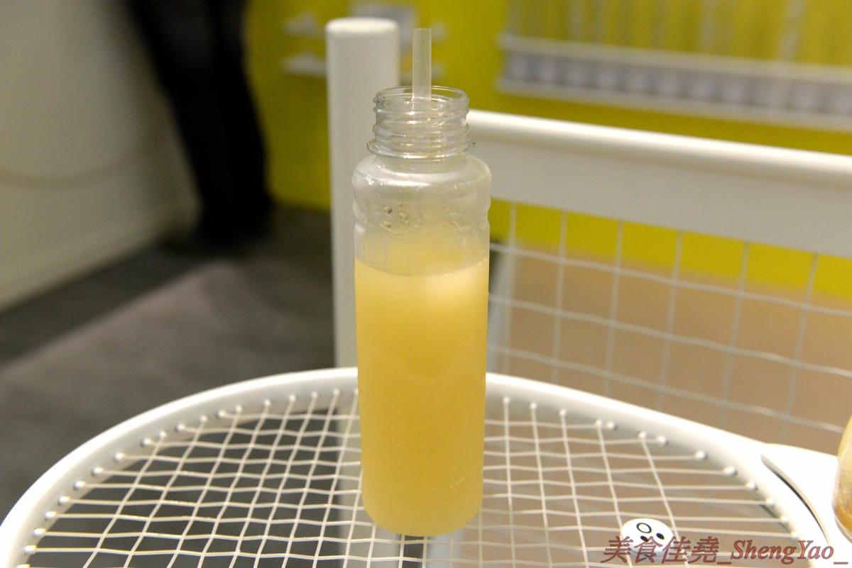 [台中西區]Puff Ball 泡芙球 – 台中最新網美IG打卡地標,以網球為主題的甜點店,店內就是個迷你網球場,球拍變桌子、球罐是禮盒,取餐要從置物櫃,創意十足,整間店處處都好拍,店內員工美眉個個都是