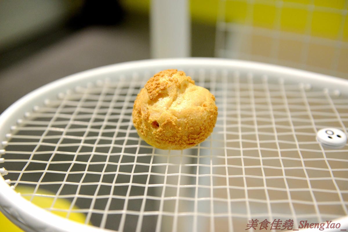 [台中西區]Puff Ball 泡芙球 – 台中最新網美IG打卡地標,以網球為主題的甜點店,店內就是個迷你網球場,球拍變桌子、球罐是禮盒,取餐要從置物櫃,創意十足,整間店處處都好拍,店內員工美眉個個都是