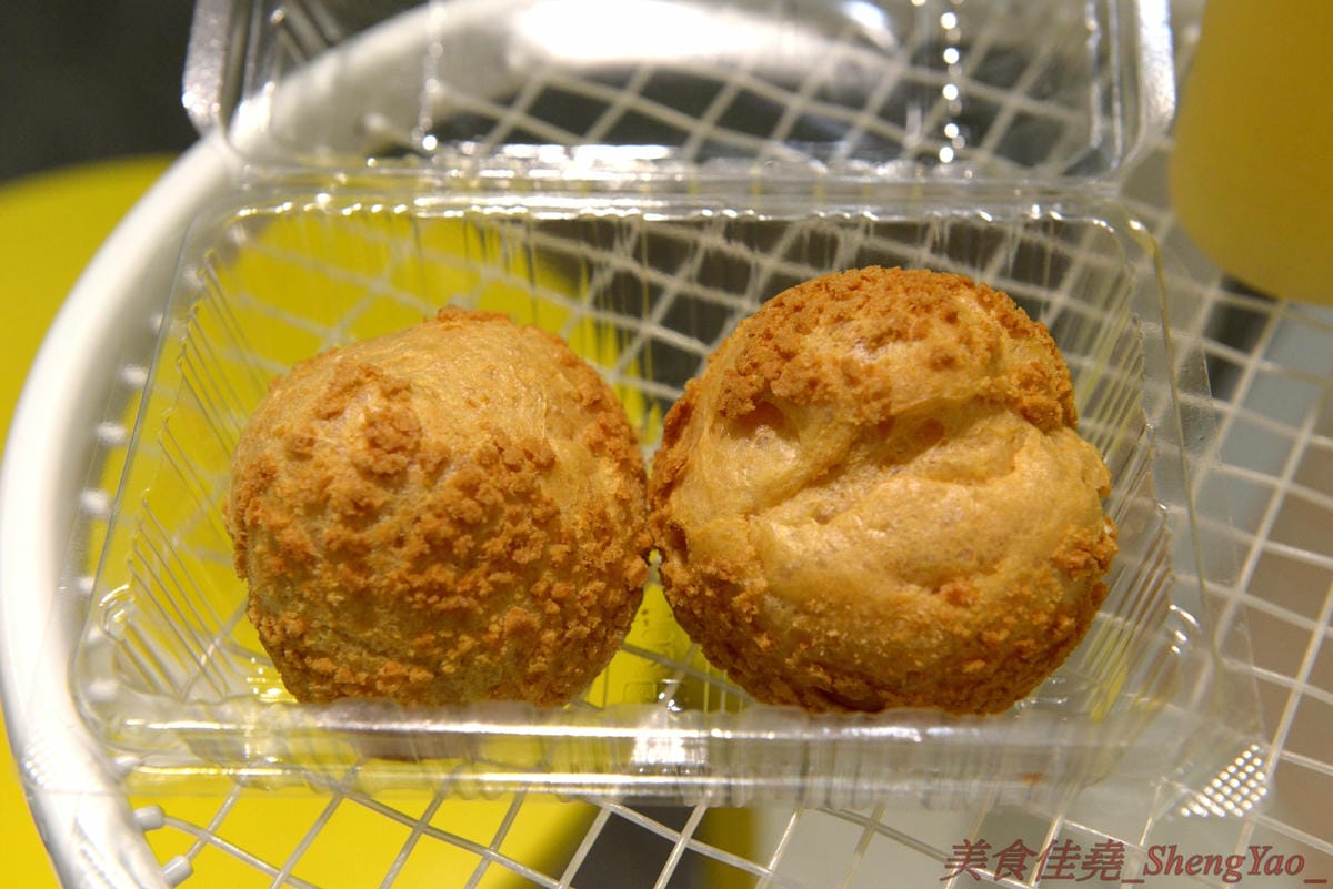 [台中西區]Puff Ball 泡芙球 – 台中最新網美IG打卡地標,以網球為主題的甜點店,店內就是個迷你網球場,球拍變桌子、球罐是禮盒,取餐要從置物櫃,創意十足,整間店處處都好拍,店內員工美眉個個都是