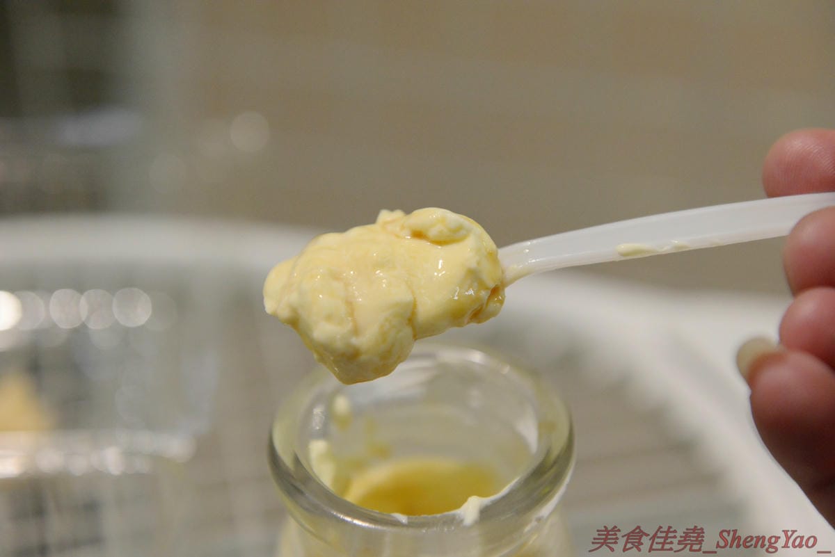[台中西區]Puff Ball 泡芙球 – 台中最新網美IG打卡地標,以網球為主題的甜點店,店內就是個迷你網球場,球拍變桌子、球罐是禮盒,取餐要從置物櫃,創意十足,整間店處處都好拍,店內員工美眉個個都是