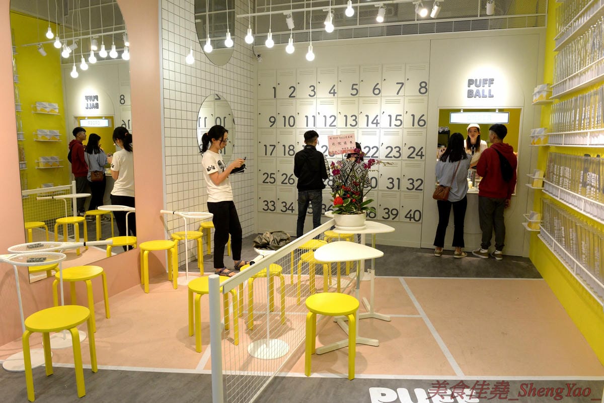 [台中西區]Puff Ball 泡芙球 – 台中最新網美IG打卡地標,以網球為主題的甜點店,店內就是個迷你網球場,球拍變桌子、球罐是禮盒,取餐要從置物櫃,創意十足,整間店處處都好拍,店內員工美眉個個都是