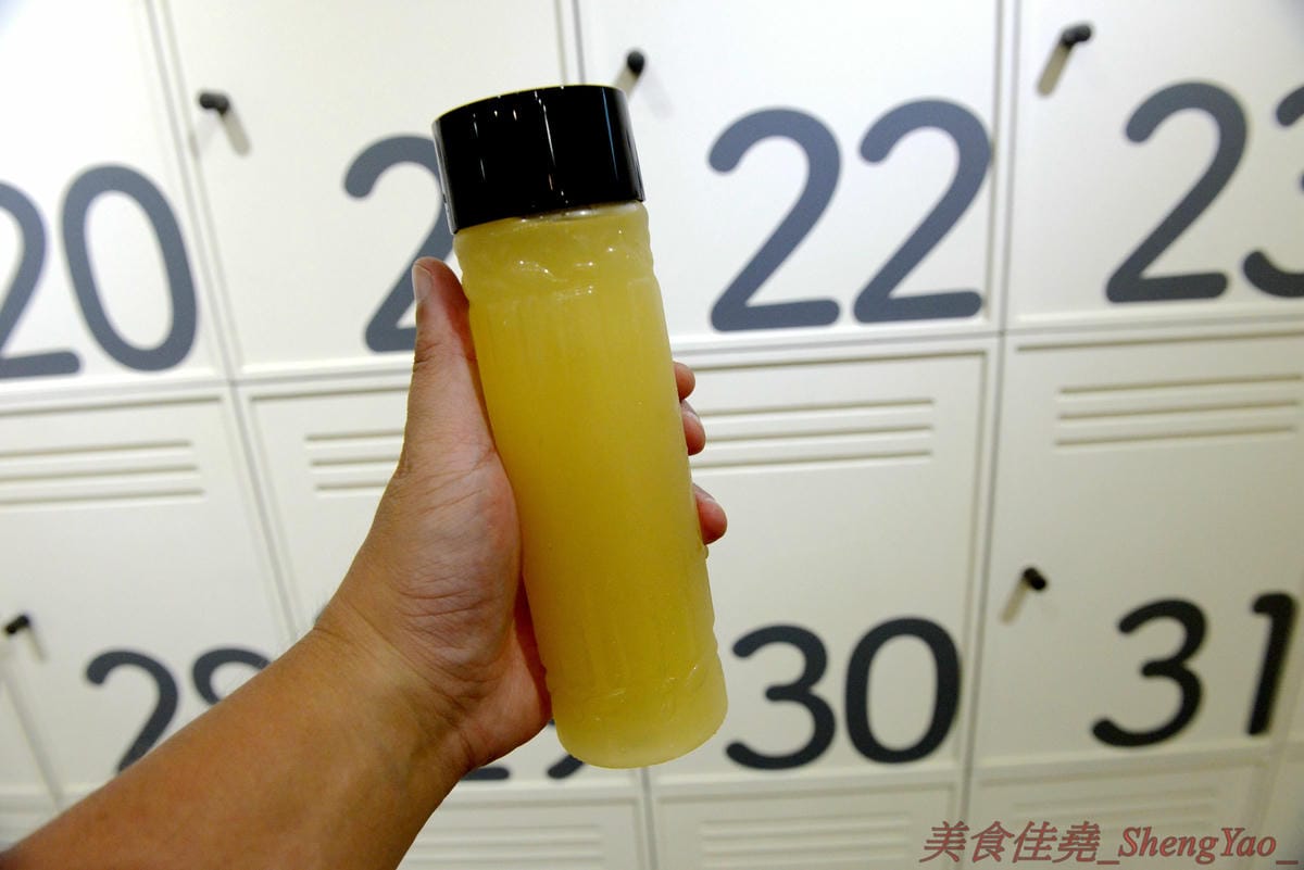 [台中西區]Puff Ball 泡芙球 – 台中最新網美IG打卡地標,以網球為主題的甜點店,店內就是個迷你網球場,球拍變桌子、球罐是禮盒,取餐要從置物櫃,創意十足,整間店處處都好拍,店內員工美眉個個都是