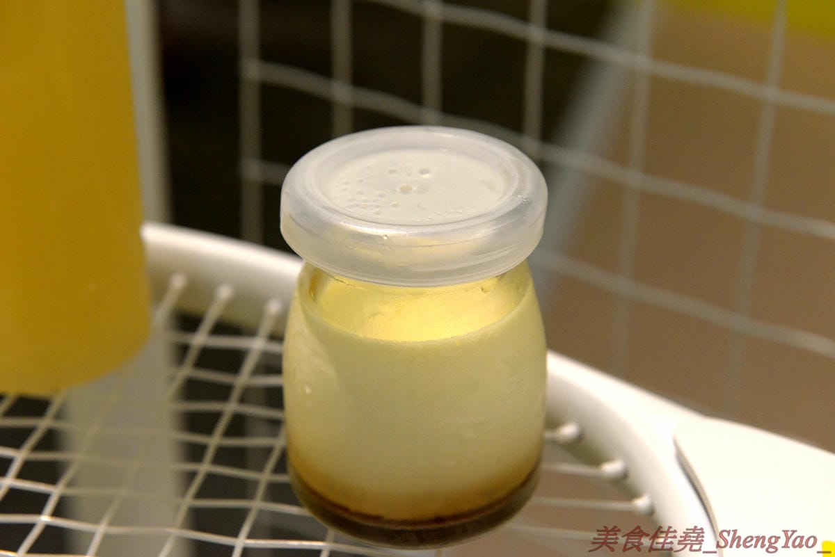[台中西區]Puff Ball 泡芙球 – 台中最新網美IG打卡地標,以網球為主題的甜點店,店內就是個迷你網球場,球拍變桌子、球罐是禮盒,取餐要從置物櫃,創意十足,整間店處處都好拍,店內員工美眉個個都是
